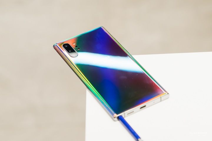 Trên tay Samsung Galaxy Note 10 phiên bản Aura Glow tại VN: Lắc nhẹ tay là một màu mới