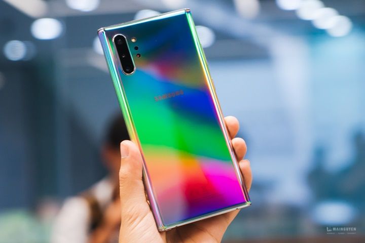 Trên tay Samsung Galaxy Note 10 phiên bản Aura Glow tại VN: Lắc nhẹ tay là một màu mới