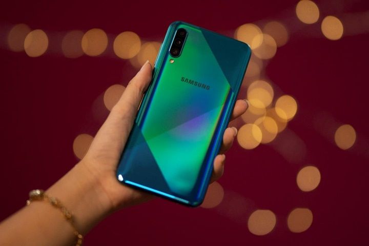 Galaxy A50s sạc nhanh 10 phút có 10 giờ nghe nhạc, camera trước 32 MP