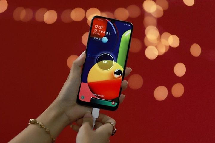 Galaxy A50s sạc nhanh 10 phút có 10 giờ nghe nhạc, camera trước 32 MP