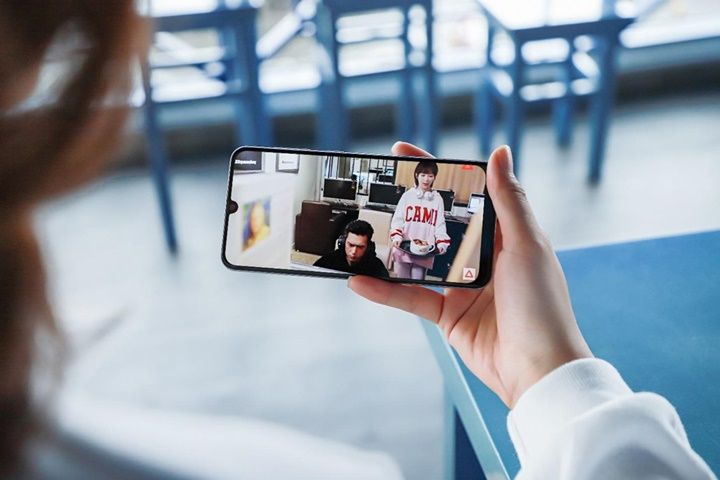 Galaxy A50s sạc nhanh 10 phút có 10 giờ nghe nhạc, camera trước 32 MP