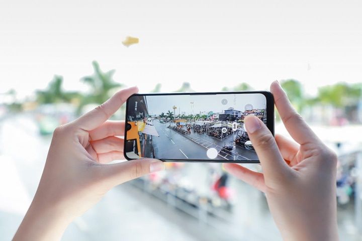 Galaxy A50s sạc nhanh 10 phút có 10 giờ nghe nhạc, camera trước 32 MP