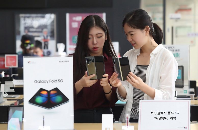 Samsung Galaxy Fold tiếp tục "cháy hàng" tại Hàn Quốc