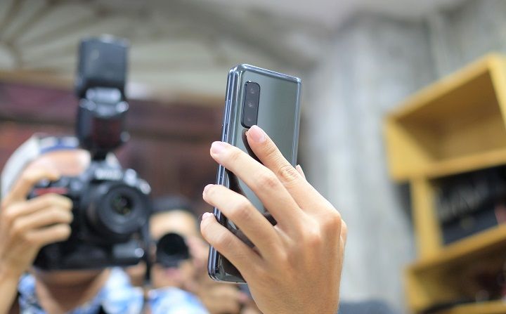 Samsung Galaxy Fold về Việt Nam, bị hét giá 99 triệu đồng