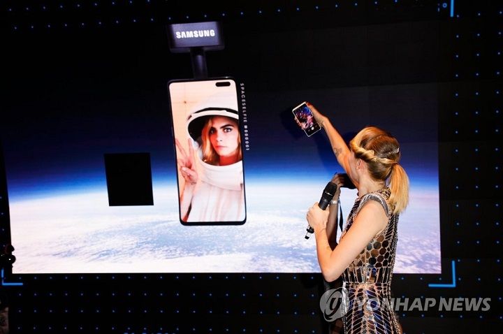 Samsung đưa Galaxy S10 5G vào không gian để giúp người dùng chụp ảnh "tự sướng"