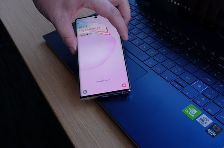 Samsung ra mắt bộ đôi laptop Galaxy Book mới, có thể sạc smartphone bằng touchpad