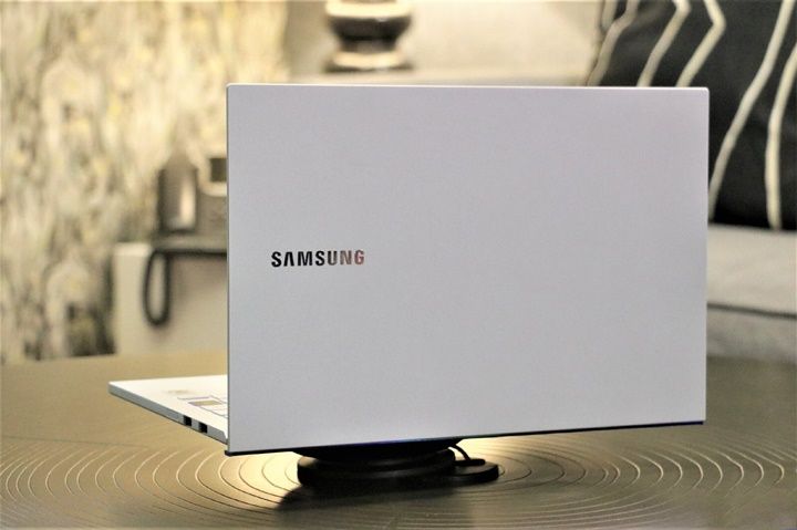 Samsung ra mắt bộ đôi laptop Galaxy Book mới, có thể sạc smartphone bằng touchpad