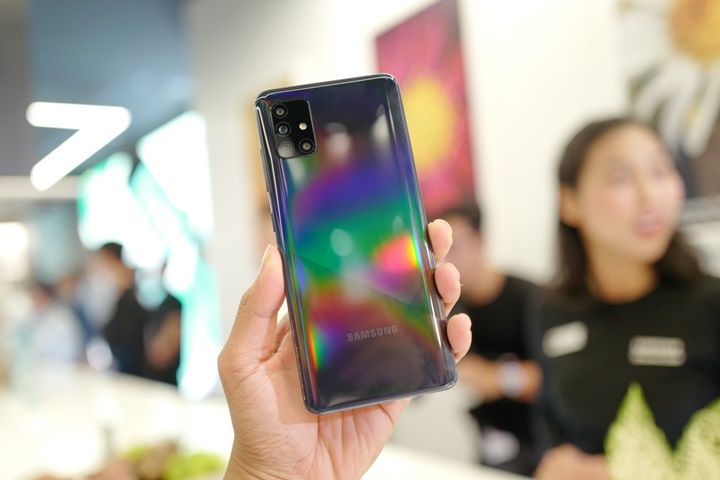 Trên tay Galaxy A51 tại Việt Nam: Màn hình đẹp như Note10, giá 7,99 triệu đồng