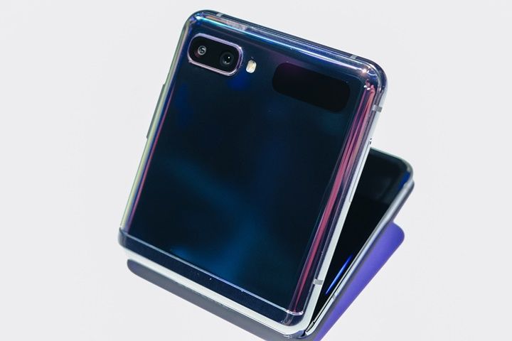 Cận cảnh Galaxy Z Flip: Thiết kế gập dọc, chất liệu kính dẻo, vẫn có vết nhăn, giá 1380 USD