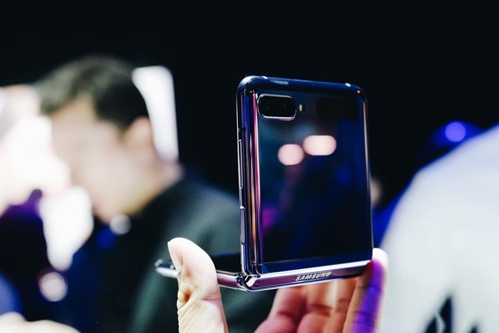 Cận cảnh Galaxy Z Flip: Thiết kế gập dọc, chất liệu kính dẻo, vẫn có vết nhăn, giá 1380 USD