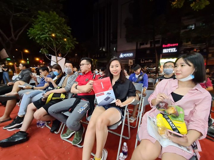Đông người dùng đến xếp hàng giữa đêm chờ mua Galaxy S20 đầu tiên tại Việt Nam