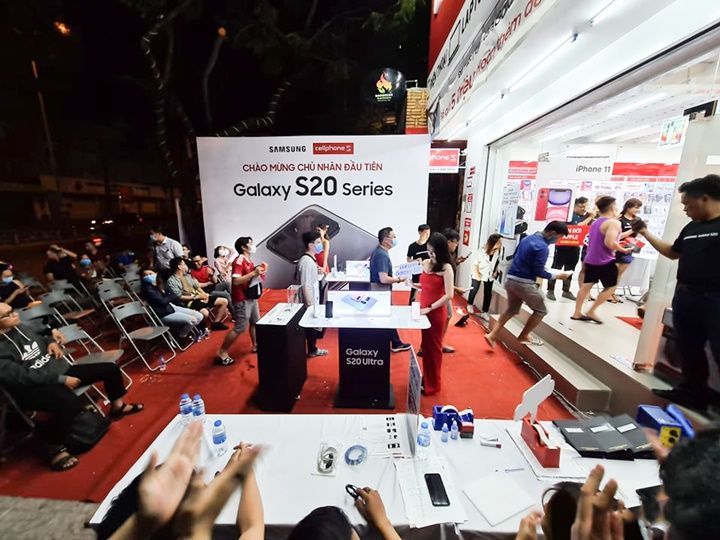 Đông người dùng đến xếp hàng giữa đêm chờ mua Galaxy S20 đầu tiên tại Việt Nam