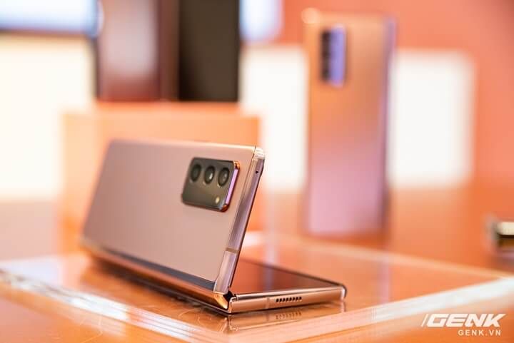 Trên tay Galaxy Z Fold2: Màn hình tràn viền cả trong lẫn ngoài, cơ chế gập thoải mái hơn, giá 50 triệu đồng