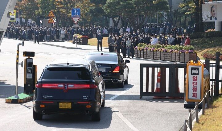 Lễ tang đưa tiễn chủ tịch Samsung về nơi an nghỉ cuối cùng: Gia quyến thất thần