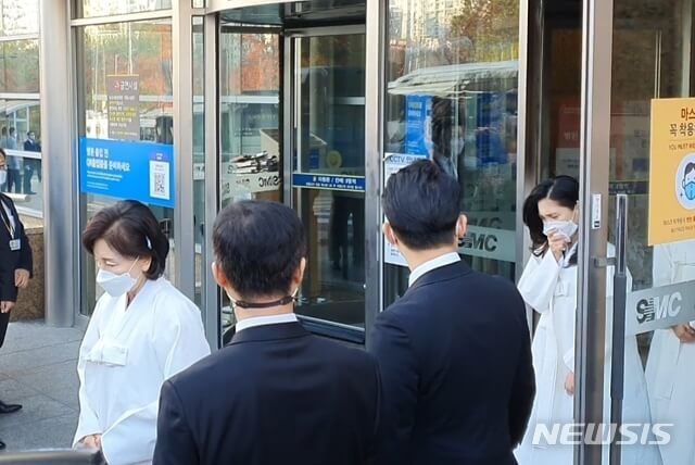 Lễ tang đưa tiễn chủ tịch Samsung về nơi an nghỉ cuối cùng: Gia quyến thất thần